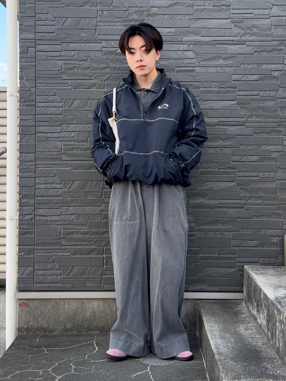 「春コーデ、春服、大人コーデ、休日スタイル、春服コーデ、いいね、save、フォローお願いします🤑、オトナカジュアル、トレンド、プチプラ、スニーカー、soerte、低身長コーデ、低身長男子、スポーツミックス、春色」｜「soerteのWide straight ：Flare black fade denim/ワイドストレート：フレア ブラックフェードデニム（デニムパンツ、グレー系）」を使った、みっち~さん（メンズ・165cm）の春コーディネートの1枚目の写真