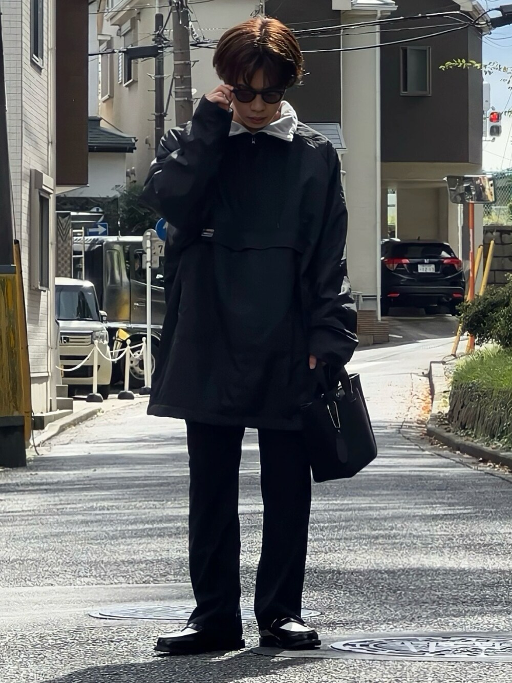 「重ね着ベストシーズン、秋服、シンプルスタイル、メンズコーデ、モノトーン、モノトーンコーデ、アノラックパーカー、ナイロンパーカー、londonshoemake、ハンドバッグ、低身長男子、低身長コーデ、サングラス」｜「BRADYのBrady | BECK（トートバッグ、ブラック系）」を使った、みっち~さん（メンズ・165cm）の秋コーディネートの1枚目の写真
