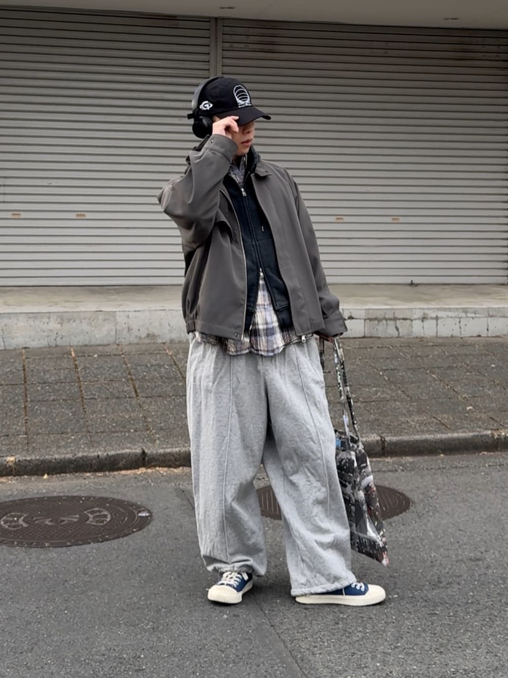 「レイヤードスタイル、低身長コーデ、低身長男子、スウェットパンツ、WYM LIDNM、WYM、キャップ、ブラック」｜「PerushuのPerushu × MLB コラボスウェットパンツ（スウェットパンツ、その他）」を使った、みっち~さん（メンズ・165cm）の冬コーディネートの1枚目の写真