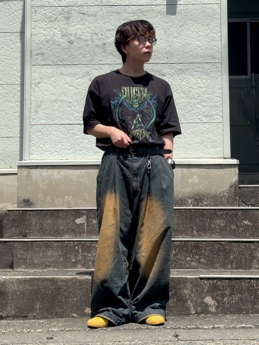「サングラス、韓国ファッション、韓国ストリート、ストリート、ディズニーTシャツ、オニツカタイガー、メキシコ66、ダメージデニムパンツ、低身長コーデ、低身長男子」｜「FREAK'S STOREのアイテム（デニムパンツ、ブルー系）」を使った、みっち~さん（メンズ・165cm）の春コーディネートの1枚目の写真