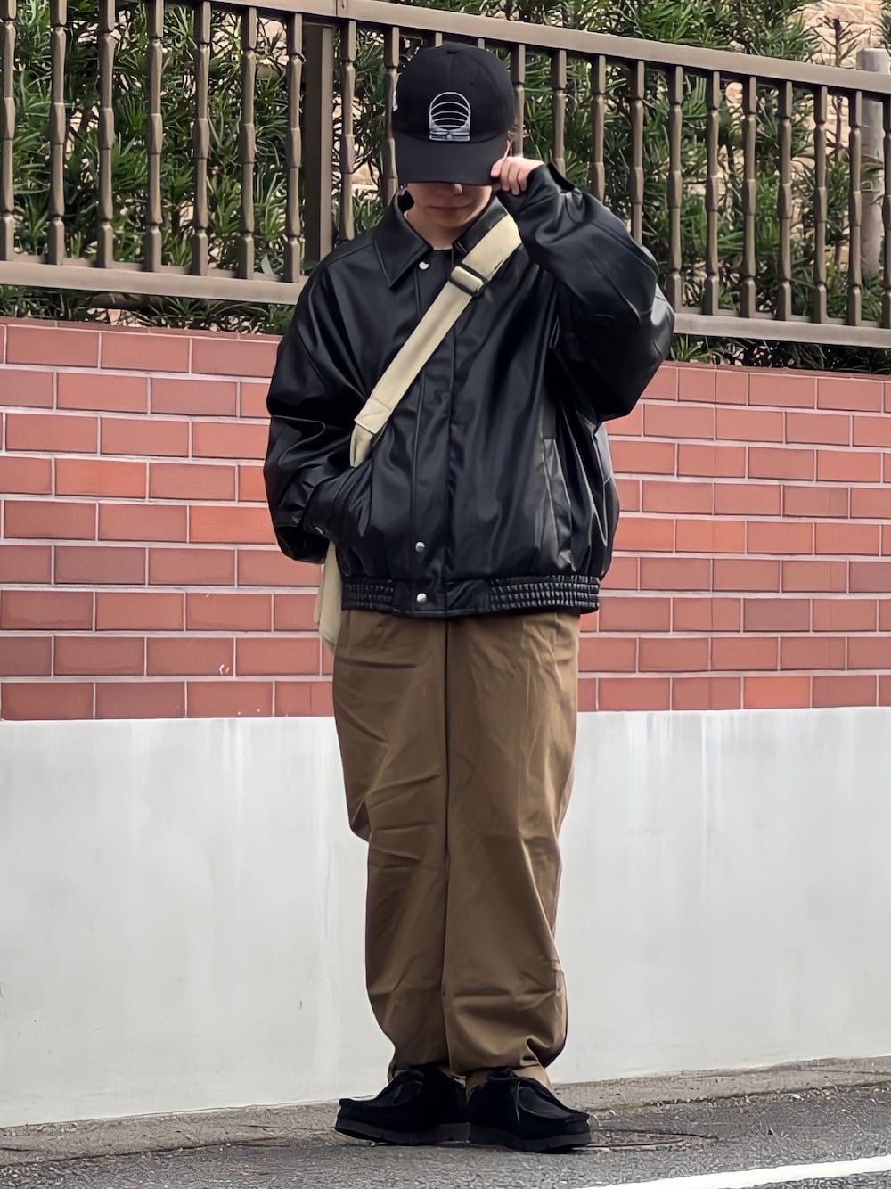 「ファッションを楽しもう、WEARyouthコーデ、PR、マイノ男子、マイノリティ、クラークス、clarks、レザージャケット、レザー、キャップ、低身長コーデ、低身長男子、ショルダーバッグ」｜「Clarksの【CLARKS / クラークス】 WALABEE GTX ゴアテックス（スニーカー、ブラック系）」を使った、みっち~さん（メンズ・165cm）の秋コーディネートの1枚目の写真