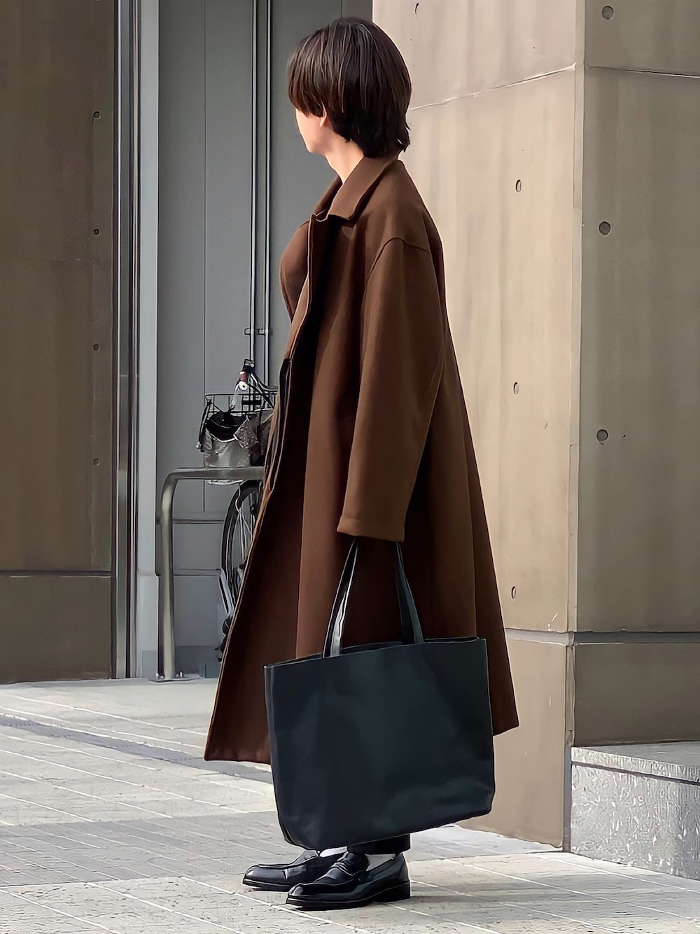 「お洒落さんとつながりたい、冬コーデ、ビックシルエット、低身長コーデ、EMMA  CLOTHES、ブラウンコーデ、コート、コートスタイル、キレイめ、ローファー、ローファー×靴下、革バッグ、テーパードパンツ」｜「EMMA CLOTHESのオーバーサイズ ビーバーメルトン ロングチェスターコート2020-2021WINTER(EMMA CLOTHES)（チェスターコート、ブラウン系）」を使った、みっち~さん（メンズ・165cm）の冬コーディネートの1枚目の写真