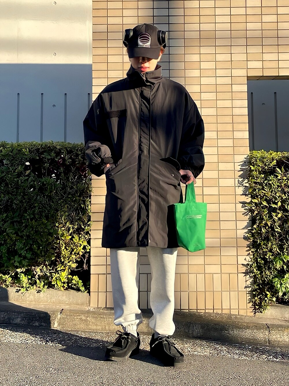 「ファッションを楽しもう、WEARyouthコーデ、キャップ、スウェットパンツ、クラークス、ワラビー、冬コーデ、メンズファッション、低身長コーデ、低身長男子、差し色、モノトーン」｜「Clarksの【CLARKS / クラークス】 WALABEE GTX ゴアテックス（スニーカー、ブラック系）」を使った、みっち~さん（メンズ・165cm）の秋コーディネートの1枚目の写真