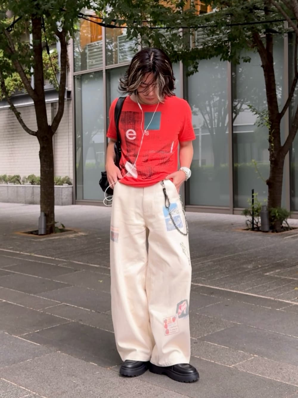 ホワイト系のその他パンツ、オレンジ系のTシャツ/カットソー、ブラック系のシューズを着用したメンズの夏コーディネートの1枚目の写真