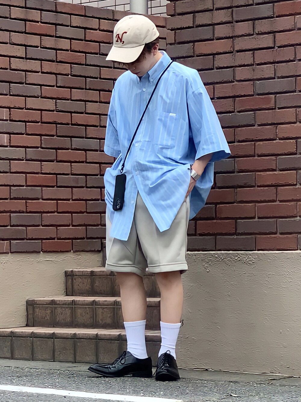 「夏、オトナカジュアル、カジュアルコーデ、おしゃれさんと繋がりたい、ストライプシャツ、キャップ、natiam、ハーフパンツ、白靴下、革靴、iPhoneケース、ビッグシルエット、夏コーデ、ビッグシャツ」｜「natiamのアイテム（キャップ、ベージュ系）」を使った、みっち~さん（メンズ・165cm）の夏コーディネートの1枚目の写真