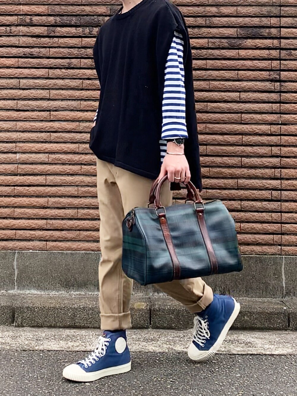 その他のバッグ、ベージュ系のチノパンツ、ブルー系のスニーカーを着用したメンズの春コーディネートの1枚目の写真