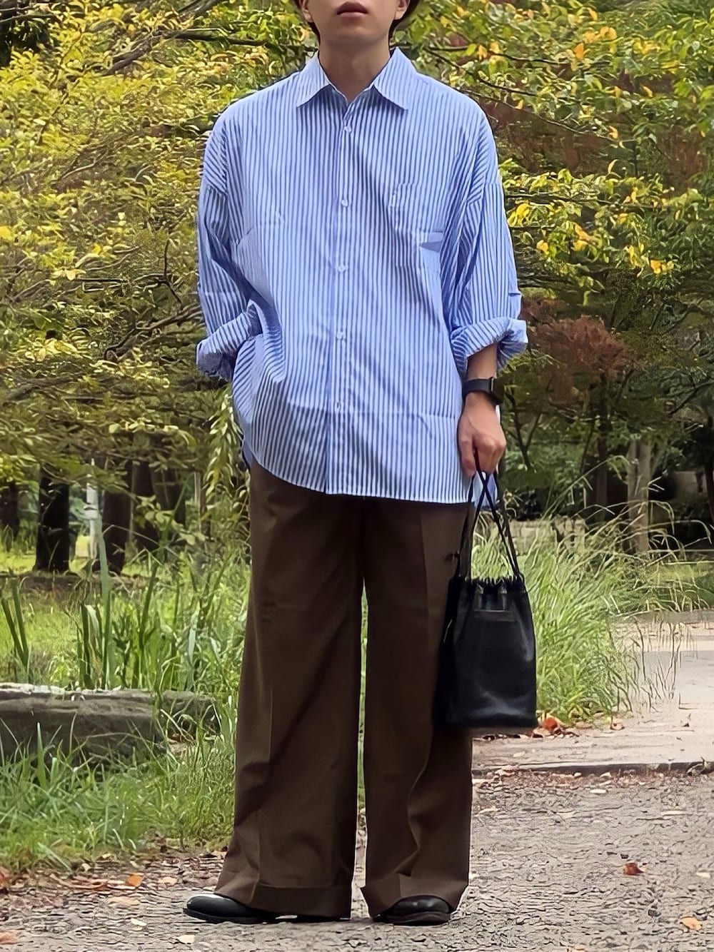 「秋服まるっと大公開、秋服コーデ、メンズファッション、きれいめカジュアル、秋服準備はじめました、ストライプシャツ、スラックス、低身長コーデ、低身長男子、巾着バッグ、アップルウォッチ、厚底ブーツ、シャツスタイル、soerte、yoel」｜「YOELのYOEL - YOEL basic shirt / YOELベーシックシャツ（シャツ/ブラウス、ブルー系）」を使った、みっち~さん（メンズ・165cm）の秋コーディネートの1枚目の写真