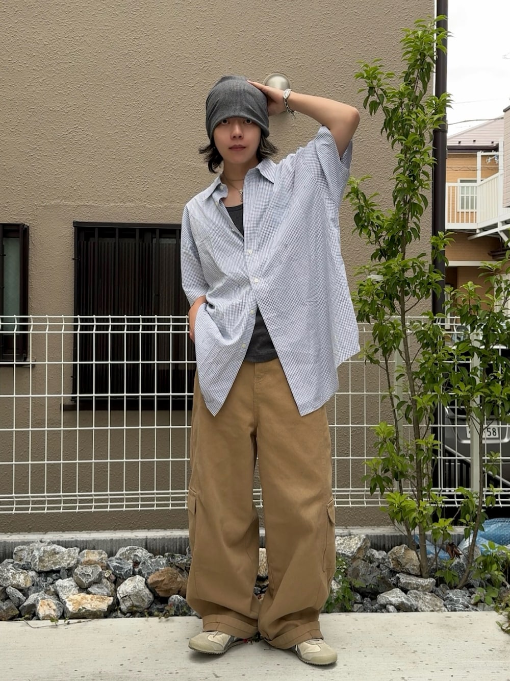 ベージュ系のカーゴパンツ、ブルー系のシャツ/ブラウス、ホワイト系のスニーカーを着用したメンズの夏コーディネートの1枚目の写真
