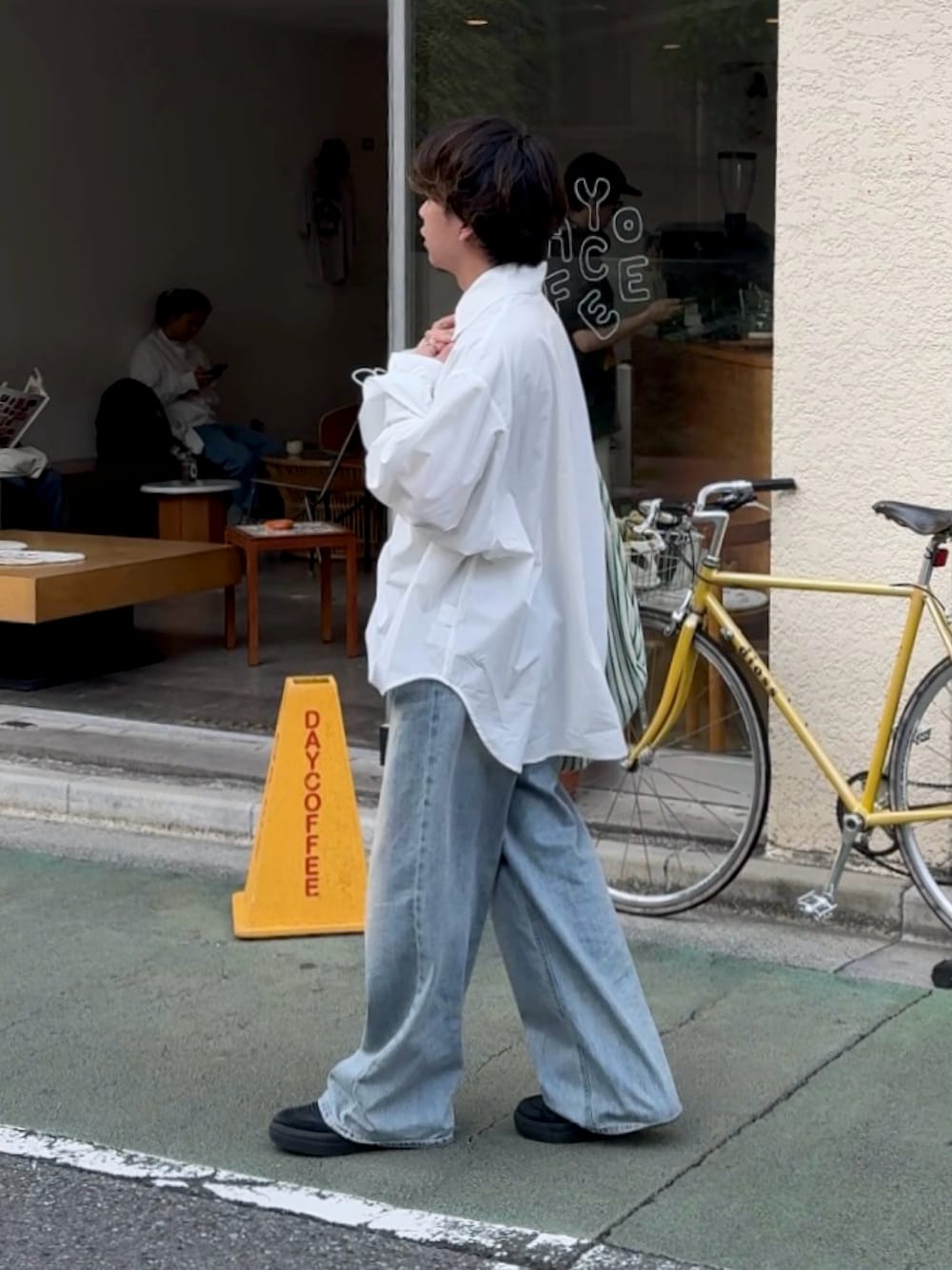「ワイドパンツ、韓国ファッション、ワイドデニム、白シャツ、白シャツ×デニム、スニーカー、soerte、低身長コーデ、低身長男子、キレイめカジュアル、シンプルスタイル、オトナカジュアル、春服、メンズコーデ」｜「soerteの2WAY LOOSE VOLUME SLEEVE SHIRT/２WAYルーズボリュームスリーブシャツ（シャツ/ブラウス、ホワイト系）」を使った、みっち~さん（メンズ・165cm）の春コーディネートの1枚目の写真