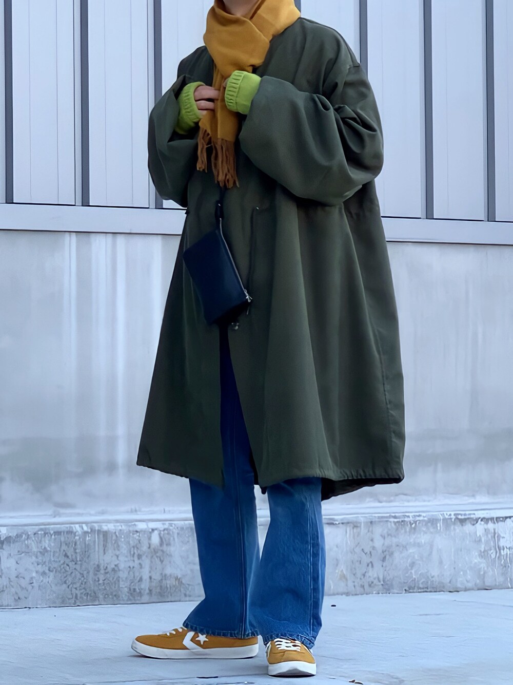 「私の推しブランド、カジュアル、おしゃれさんと繋がりたい、カラーコーデ、色物、ミリタリー、フレアデニム、united arrows、コンバース、アームウォーマー、低身長男子」｜「UNITEDANTSのアイテム（デニムパンツ、ブルー系）」を使った、みっち~さん（メンズ・165cm）の冬コーディネートの1枚目の写真