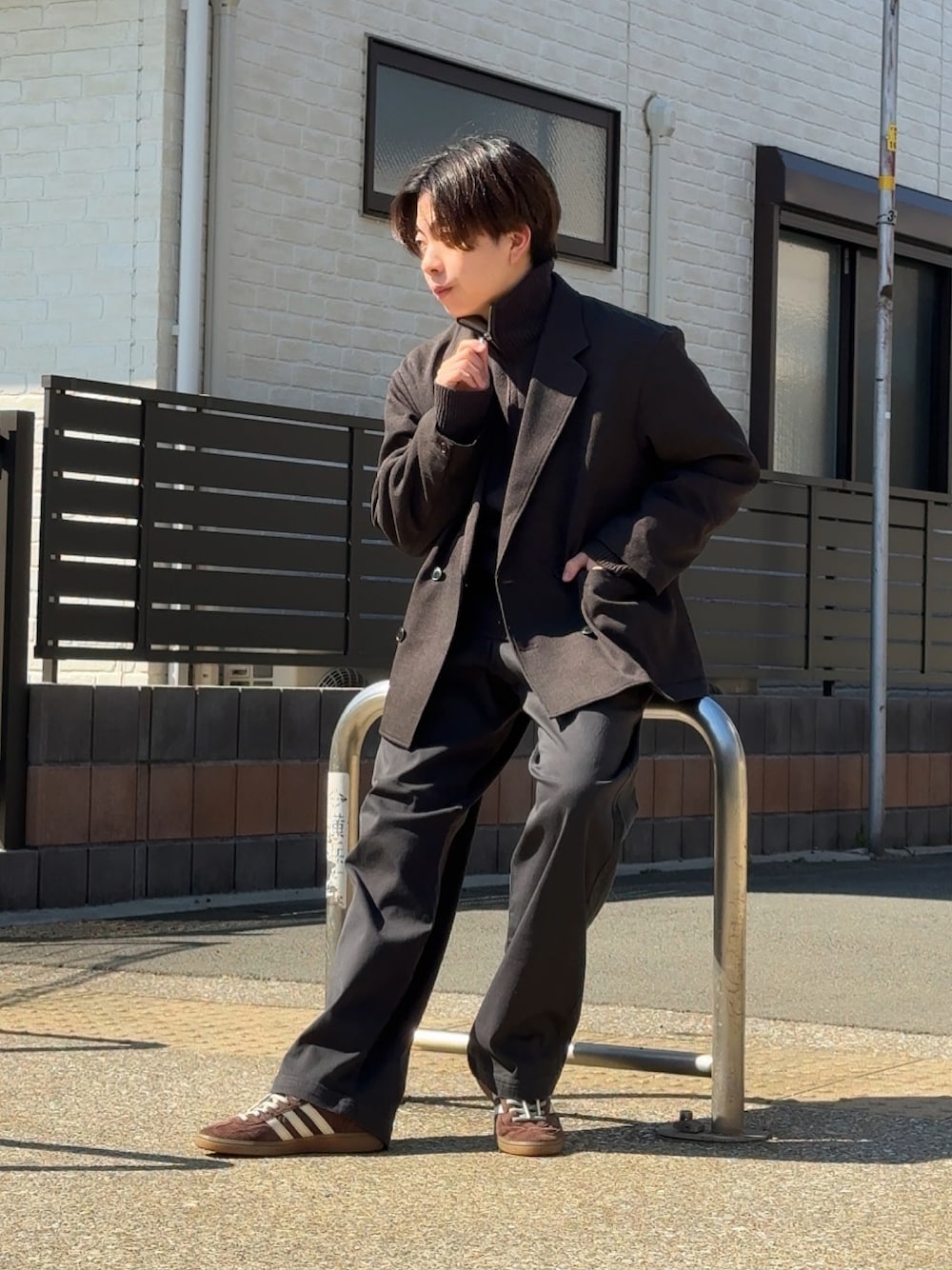 「古着MIX、春コーデ、ドライバーズニット、低身長コーデ、低身長男子、ジャケットスタイル、ジャケット、ジャケットコーデ、スラックス、adidas originals、春服、ZOZOTOWN、Adoonplain」｜「jiggys shopのストレッチ ワイドシルエット イージーチノパンツ（チノパンツ、グリーン系）」を使った、みっち~さん（メンズ・165cm）の春コーディネートの1枚目の写真