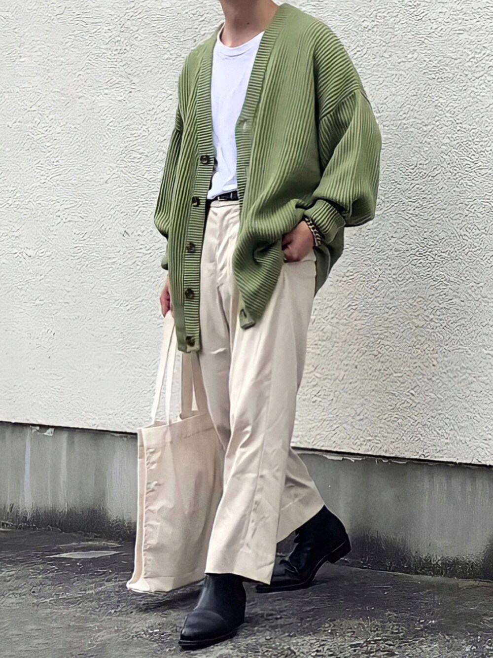 「カーディガン、トートバッグ、ビッグシルエット、シンプル、グリーン、秋のコーデ、休日スタイル、革靴、古着MIX、白パンツ、白Tシャツ、ゆるコーデ、ピスタチオ、低身長男子」｜「Snap clubの【Snap club】ヘビーニットビックカーディガン（カーディガン/ボレロ、グリーン系）」を使った、みっち~さん（メンズ・165cm）の秋コーディネートの1枚目の写真