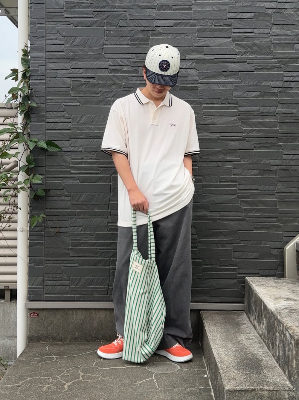 「やっぱり帽子が好き、アメカジ、ワイドパンツ、夏コーデ、差し色コーデ、ニューエラ、NEW ERA、帽子コーデ、ストリートMIX、ストリートコーデ、低身長コーデ、低身長男子」｜「PENNEYSのPENNEYS/ペニーズ 別注 THE FOX ロゴ ワッペン刺繍 鹿の子配色ポロシャツ（ポロシャツ、ホワイト系）」を使った、みっち~さん（メンズ・165cm）の春コーディネートの1枚目の写真