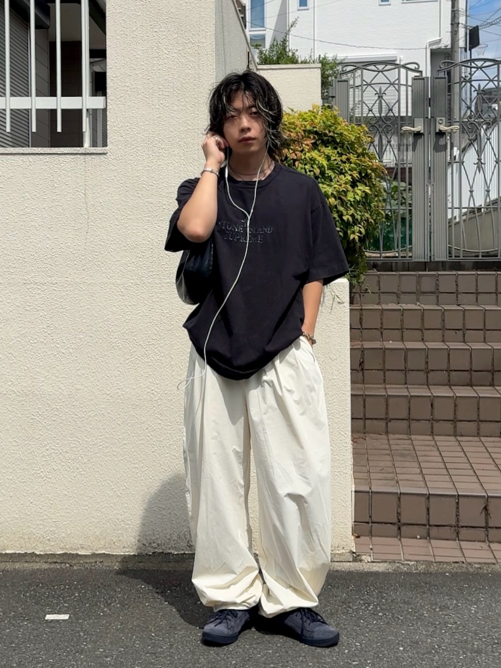 ホワイト系のその他パンツ、ブルー系のスニーカー、ブラック系のTシャツ/カットソーを着用したメンズの夏コーディネートの1枚目の写真