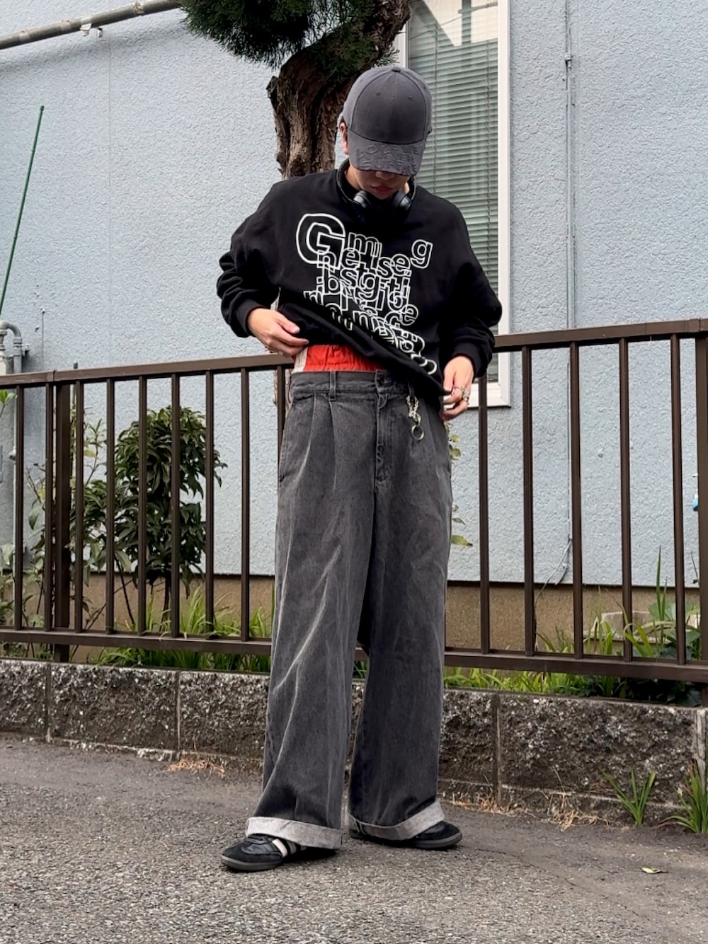 「春めき満開コーデ、春色、gadidanoniem、スウェット、スウェットコーデ、ロゴスウェット、レイヤードパンツ、サンバ、キャップコーデ、キャップ男子、低身長男子、低身長コーデ、ストリートコーデ」｜「gadidanoniemのアイテム（キャップ、ブラック系）」を使った、みっち~さん（メンズ・165cm）の春コーディネートの1枚目の写真