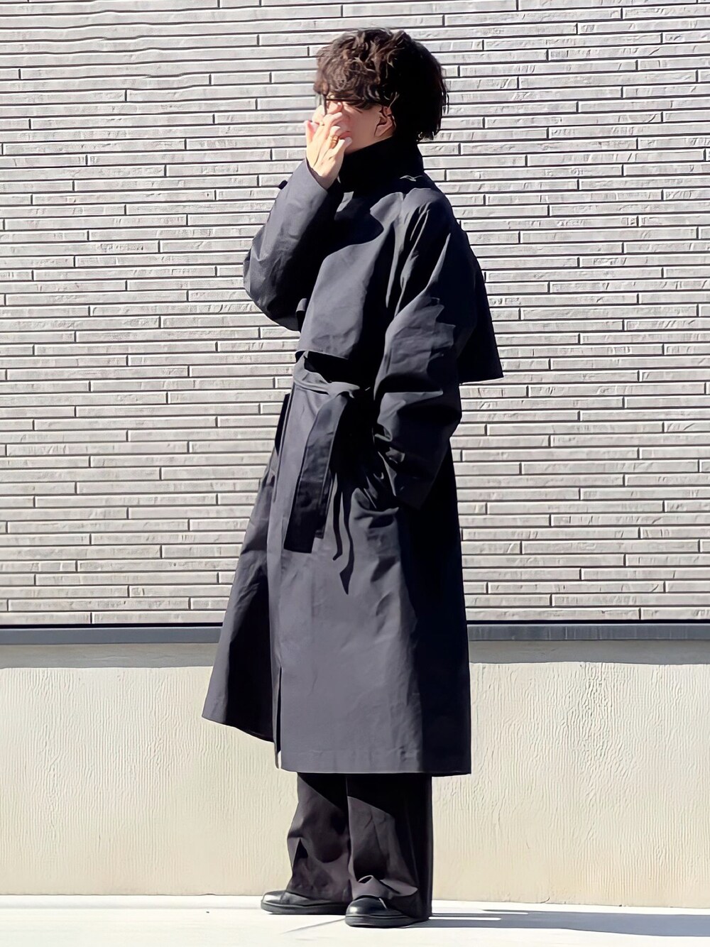「ほめられ本命コーデ、シンプルコーデ、いいね、save、フォローお願いします🤑、バレンタイン、メガネ男子、パーマ、トレンチコート、黒スニーカー、低身長男子、スプリングコート、スラックス、キレイめコーデ、UNIQLO、ロングコート」｜「ossan sneakersのアイテム（スニーカー、ブラック系）」を使った、みっち~さん（メンズ・165cm）の冬コーディネートの1枚目の写真