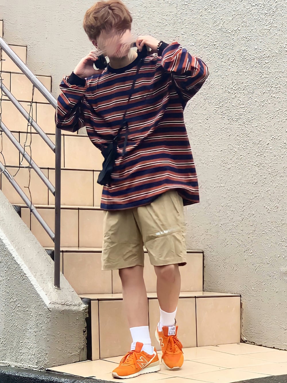 「お洒落さんとつながりたい、秋服準備はじめました、古着コーデ、プチプラコーデ、今日のコーデ、ボーダー、ボーダートップス、ハーフパンツ、ニューバランス、ヘッドホン、白ソックス、低身長男子」｜「NANO universeのOGAWA ALLWEATHER 2WAYショーツ（その他パンツ、ベージュ系）」を使った、みっち~さん（メンズ・165cm）の秋コーディネートの1枚目の写真