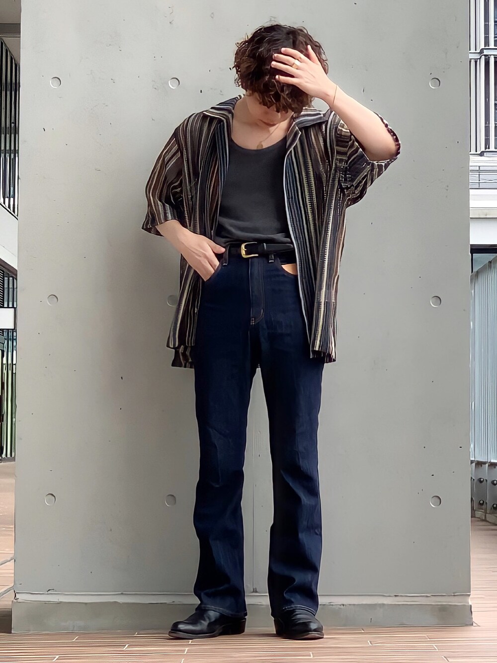 「休日コーデ、今日のコーデ、夏コーデ、柄シャツ、柄シャツコーデ、タンクトップ、フレアデニム、パーマ、低身長男子、ベルト、アクセサリー、古着MIX、古着好きな人と繋がりたい」｜「FREDY&GLOSTERのアイテム（Tシャツ/カットソー、ホワイト系）」を使った、みっち~さん（メンズ・165cm）の夏コーディネートの1枚目の写真