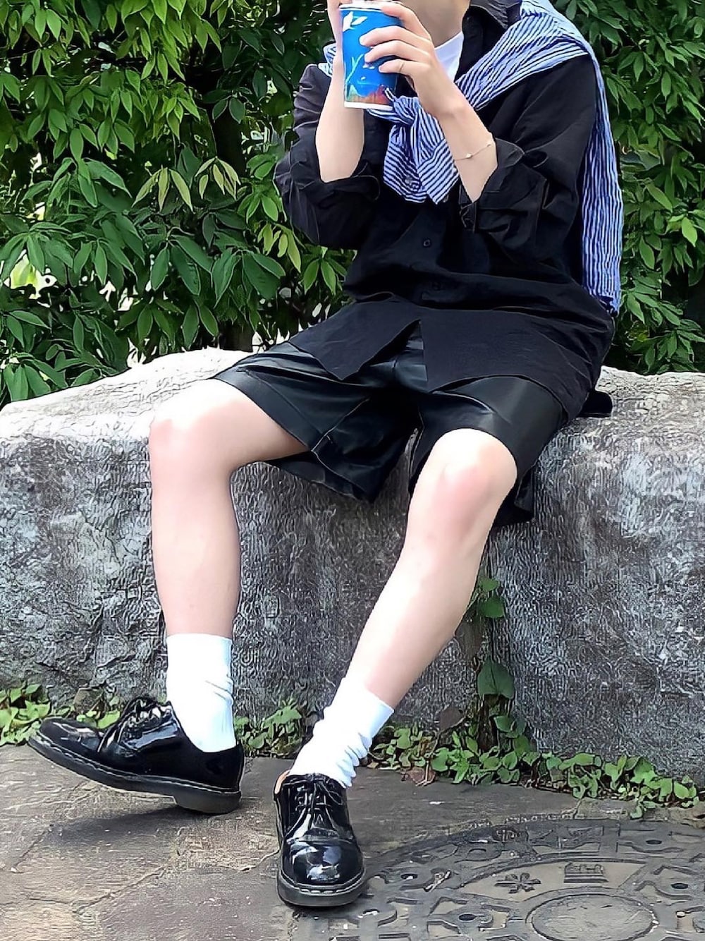 「FUDGEBOYのトラッドスタイル、休日コーデ、シンプルコーデ、春夏コーデ、低身長、低身長男子、黒シャツ、ハーフパンツ、ドクターマーチン、肩掛け、肩掛けコーデ、レザーパンツ、ストライプシャツ」｜「BSSのアイテム（パンツ、ブラック系）」を使った、みっち~さん（メンズ・165cm）の春コーディネートの1枚目の写真