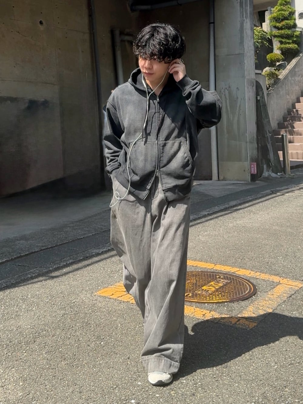 グレー系のスニーカー、ブラック系のパーカー、グレー系のデニムパンツを着用したメンズの秋コーディネートの1枚目の写真