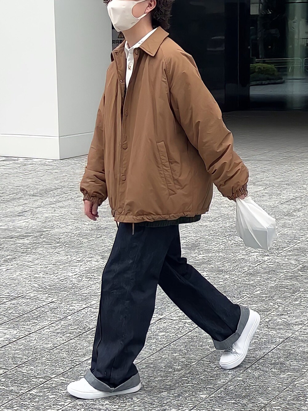 「春服デビュー宣言、大人カジュアル、おしゃれさんと繋がりたい、ゆるコーデ、ZARA、ZARAコーデ、デニムパンツ、白スニーカー、白シャツ、ネックレス、低身長男子、メンズファッジ、メンズコーデ、メンズライク、春服」｜「FILIINのアイテム（スニーカー、ホワイト系）」を使った、みっち~さん（メンズ・165cm）の春コーディネートの1枚目の写真
