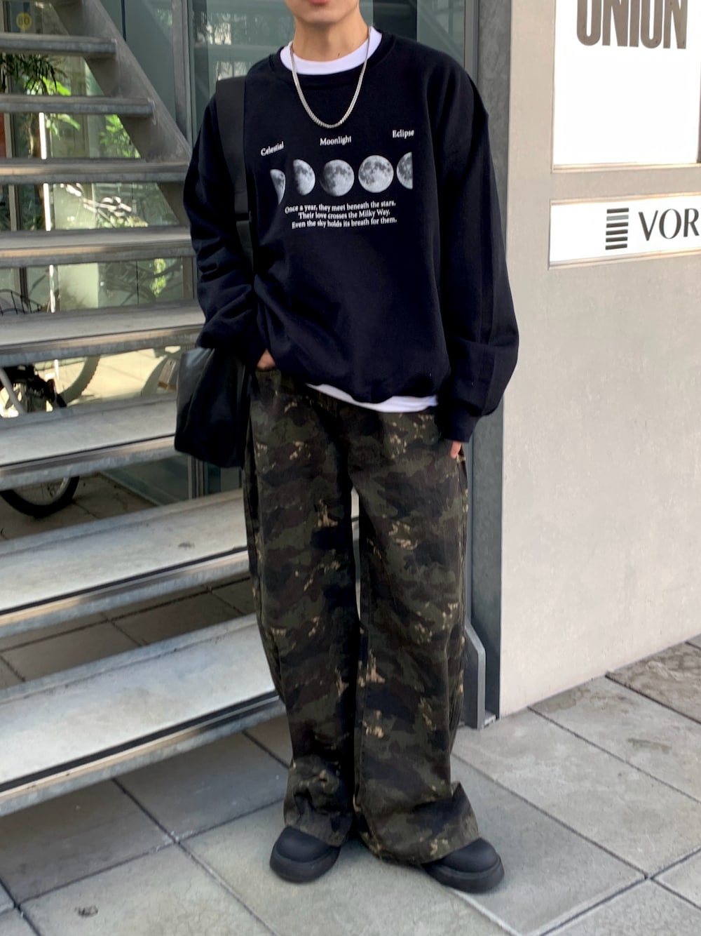 ブラック系のスウェットを着用したメンズの秋コーディネートの1枚目の写真