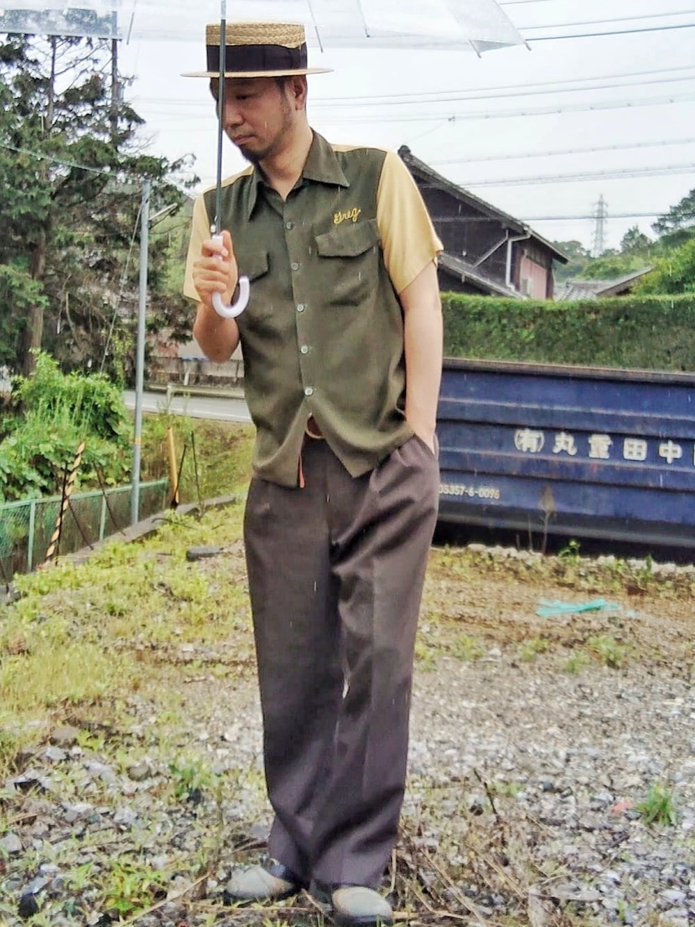 グリーン系のトップスを着用したメンズの夏コーディネートの1枚目の写真