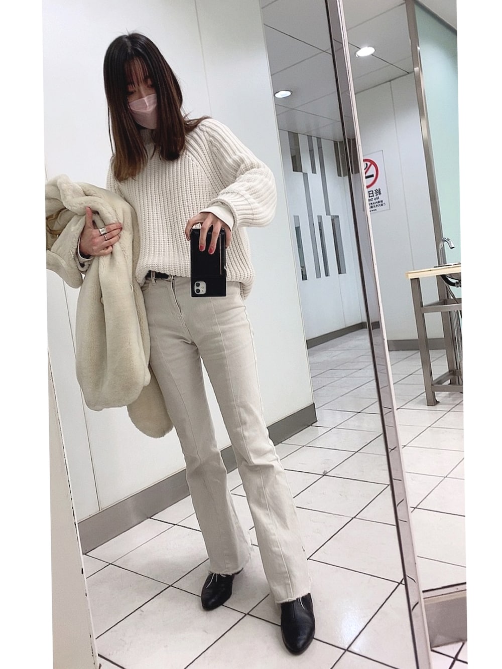 「GRLのフリンジヘムフレアパンツ（その他パンツ、ホワイト系）」を使った、ひみこさん（レディース・160cm）の冬コーディネートの1枚目の写真