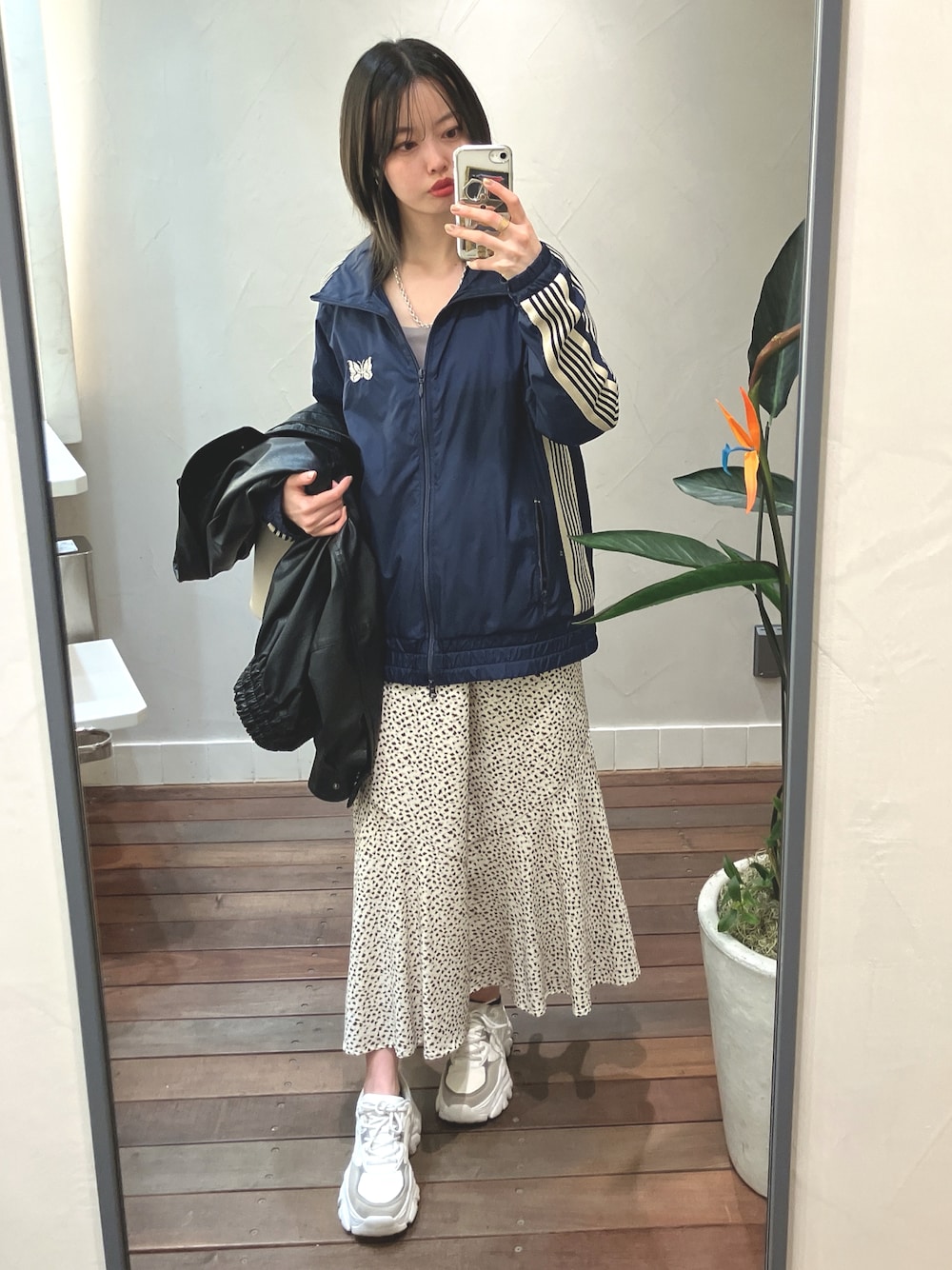 「春のおしゃ見えテクニック、春服コーデ、プチプラコーデ、スニーカー、スカート、ラクチンコーデ、トラックジャケット、ナイロンジャケット、NEEDLES、カジュアル、春コーデ、カラーコーデ」｜「ORiental TRafficの■2023秋冬新作■ボリュームソール切替スニーカー/OT3730（スニーカー、ホワイト系）」を使った、ひみこさん（レディース・160cm）の春コーディネートの1枚目の写真