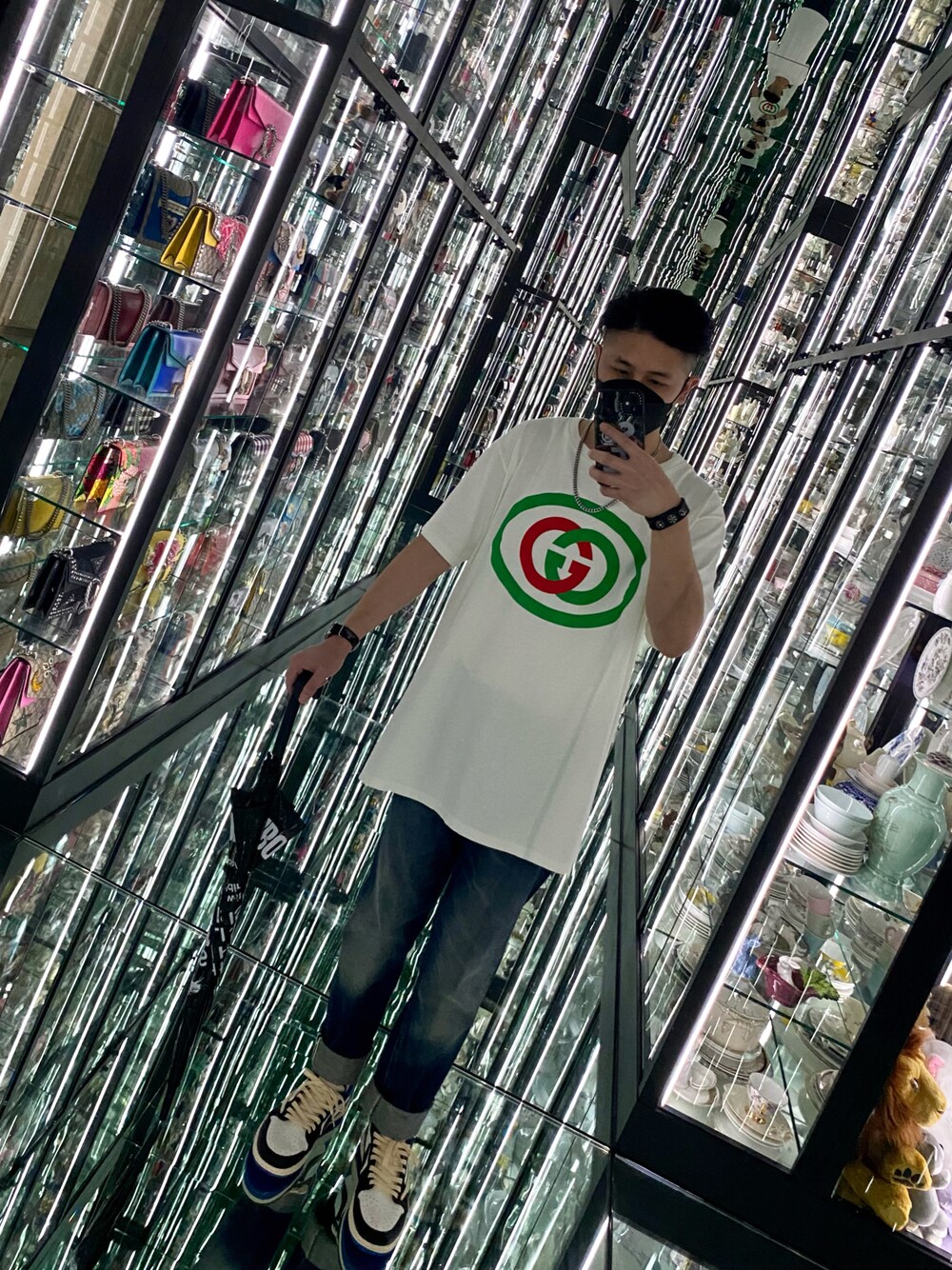 「NIKE、jordan1、GUCCI、Levi's、Jordan、LEVI'S VINTAGE CLOTHING、LEVIS VINTAGE CLOTHING、jordan low、travisscott、Gucci Garden Archetypes、TAIPEI、Taiwan」｜「LEVI'S VINTAGE CLOTHINGのアイテム（デニムパンツ、ブルー系）」を使った、Foxさん（メンズ・173cm）の冬コーディネートの1枚目の写真