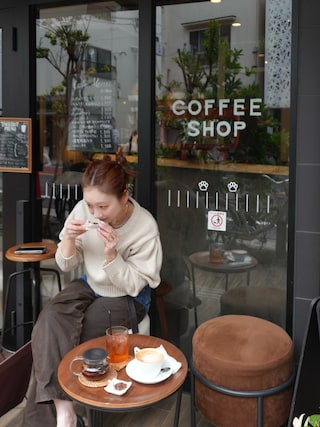 「LA PEAU DE GEM（ラポドゥジェム）の【LA PEAU DE GEM】M.O.M knit/メモリーオブマザーニット（ニット/セーター）」を使った、TOMOKAさん（レディース・162cm）の春コーディネート