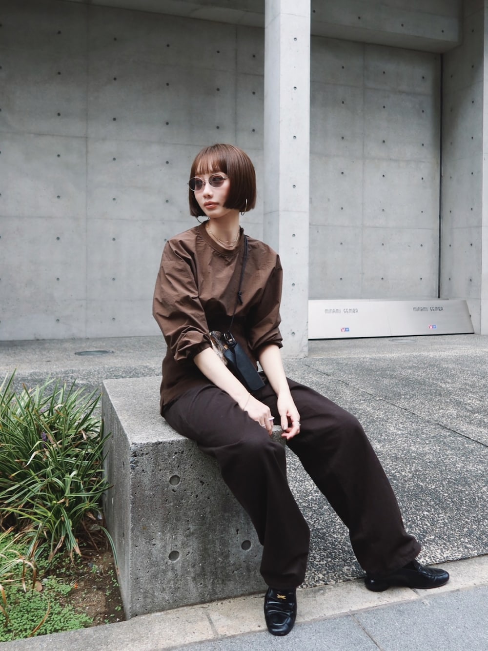 ブラウン系のシャツ/ブラウスを着用したレディースの秋コーディネートの1枚目の写真