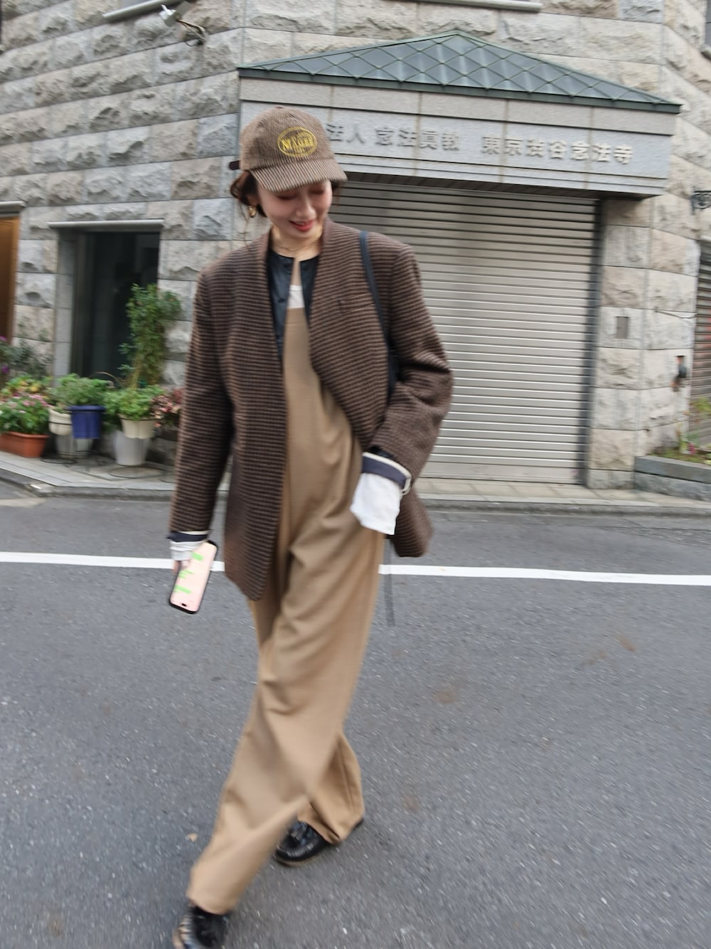 「LA PEAU DE GEMの【LA PEAU DE GEM】2タックベアサロペット（サロペット/オーバーオール、イエロー系）」を使った、TOMOKAさん（レディース・162cm）の冬コーディネートの1枚目の写真
