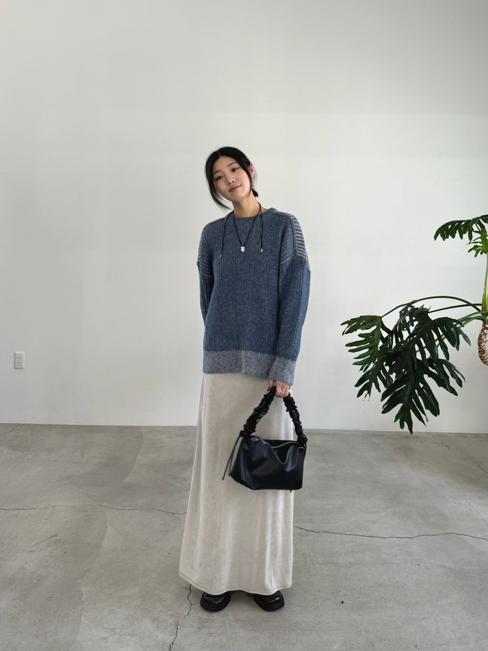 「ニット、ニットコーデ、ブルーニット、ブルー x ホワイト、スカート、ロングスカート、シャイニースカート、大人カジュアル、高身長女子」｜「select MOCAのメランジ配色リブニットトップス（ニット/セーター、ブルー系）」を使った、yuriさん（レディース・167cm）の秋コーディネートの1枚目の写真