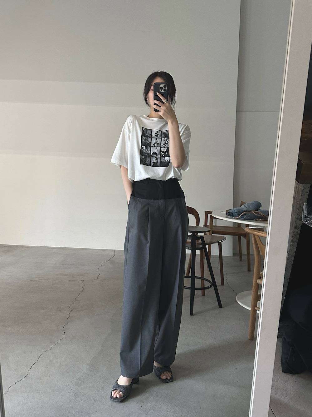 「休日スタイル、きれいめカジュアル、ロゴT、Tシャツ」｜「select MOCA by sonのアソートプリントオーバーサイズTシャツ（Tシャツ/カットソー、ホワイト系）」を使った、yuriさん（レディース・167cm）の夏コーディネートの1枚目の写真