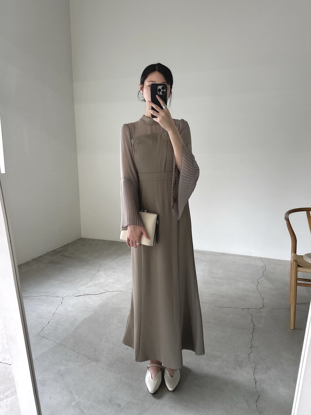 「オケージョン、結婚式、結婚式二次会スタイル、お呼ばれスタイル」｜「select MOCAの【オケージョン/結婚式】プリーツフレアスリーブロングワンピース（ワンピース、グレー系）」を使った、yuriさん（レディース・167cm）の夏コーディネートの1枚目の写真