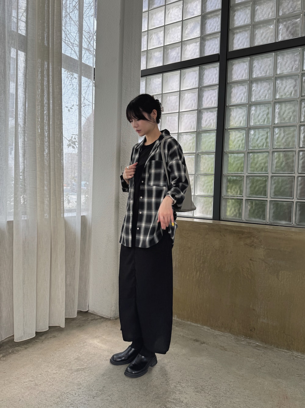 「春めき満開コーデ、チェック、チェックシャツ、ワンピース、レイヤードスタイル、黒ワンピ、モノトーンコーデ、高身長女子、高身長コーデ」｜「select MOCA by sonのアメスリレイヤードワンピースセット（ワンピース、ブラック系）」を使った、yuriさん（骨格ストレート・レディース・167cm）の春コーディネートの1枚目の写真