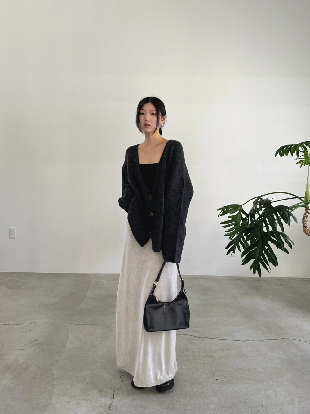 「カーディガン、カーディガンコーデ、ニットカーディガン、ロングスカート、シャイニースカート、秋コーデ、高身長女子」｜「select MOCA by sonの【サイズ展開あり】スリーブリンキングVネックカーディガン（カーディガン/ボレロ、グレー系）」を使った、yuriさん（レディース・167cm）の秋コーディネートの1枚目の写真
