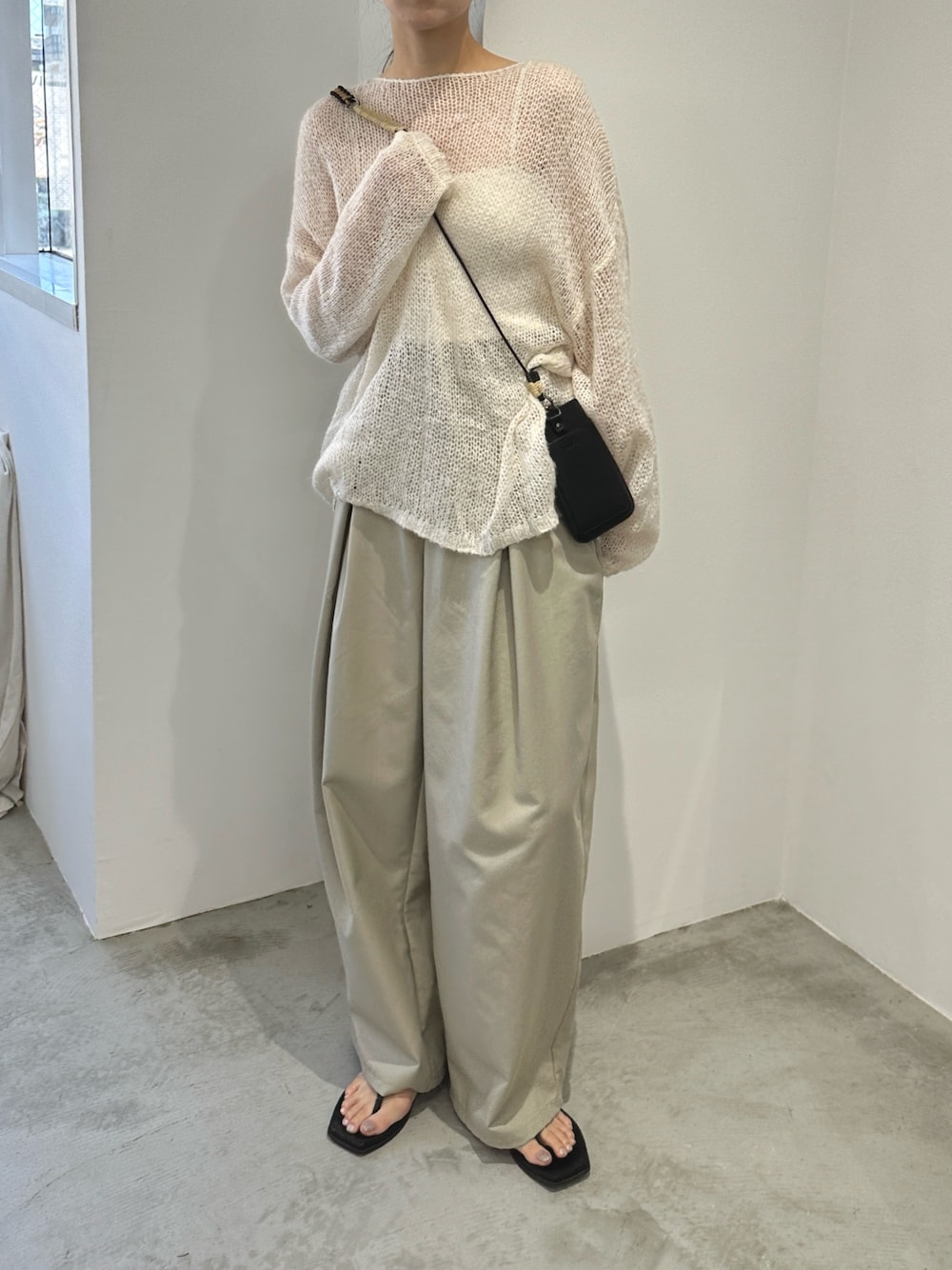 「休日スタイル、きれいめカジュアル、夏コーデ、ワントーンコーデ、ナチュラル、骨格ストレート」｜「select MOCAのモヘアタッチローゲージシアープルオーバー（ニット/セーター、ホワイト系）」を使った、yuriさん（レディース・167cm）の夏コーディネートの1枚目の写真