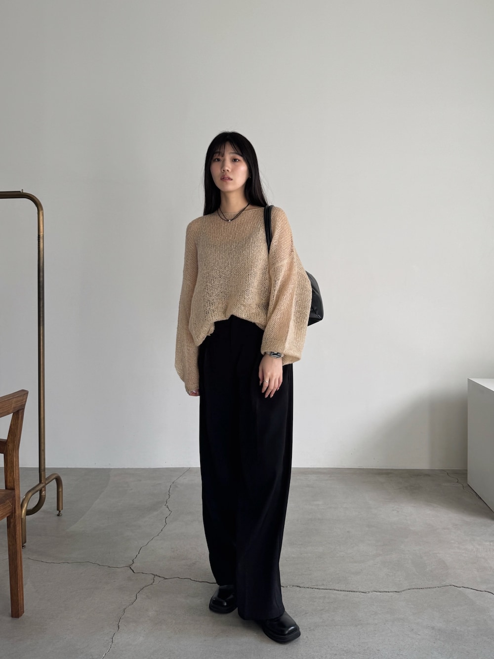 「ベージュニット、シアー、シアートップス、シアーニット、モヘアニット、モヘアライクニット、高身長、高身長女子、高身長コーデ、スラックス、スラックスパンツ、スラックスコーデ」｜「select MOCAのモヘアタッチローゲージシアープルオーバー（ニット/セーター、ベージュ系）」を使った、yuriさん（骨格ストレート・レディース・167cm）の冬コーディネートの1枚目の写真