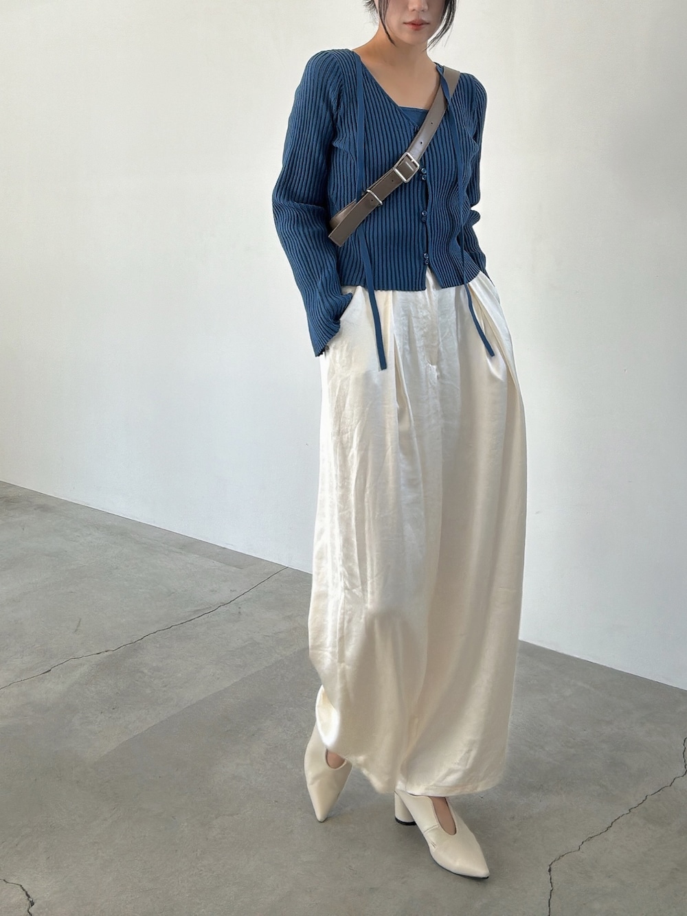 「サテンパンツ、レイヤードスタイル、カーディガン、ブルーコーデ、ブルー x ホワイト、秋コーデ、秋服準備はじめました、高身長女子」｜「select MOCAのキャミ＆カーディガンドッキング長袖トップス（ニット/セーター、ブルー系）」を使った、yuriさん（レディース・167cm）の秋コーディネートの1枚目の写真
