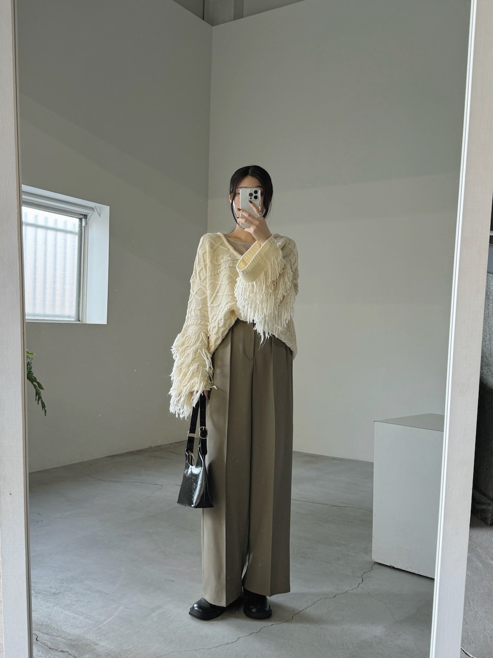 「ベージュニット、アイボリーニット、ニットコーデ、ボリュームニット、フリンジニット、ワントーンコーデ、淡色コーデ、大人カジュアル、高身長女子」｜「select MOCAのフリンジスリーブオーバーアランニット（ニット/セーター、ホワイト系）」を使った、yuriさん（レディース・167cm）の秋コーディネートの1枚目の写真