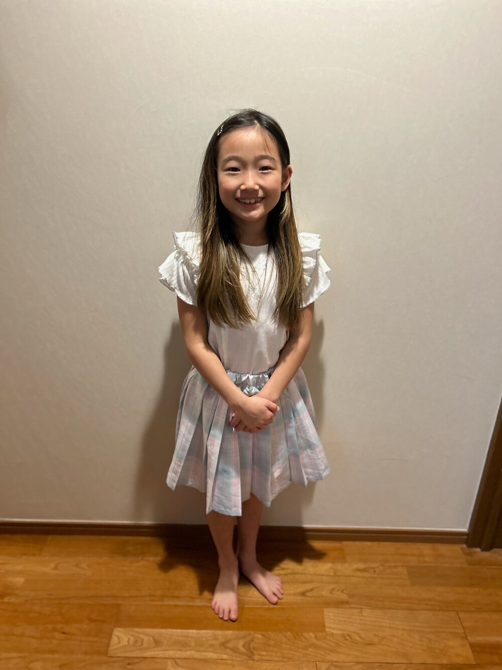 「mezzo pianoのハートポーチ付　チェックプリーツ　スカパン（スカート、ブルー系）」を使った、Uiさん（キッズ・122cm）の春コーディネートの1枚目の写真