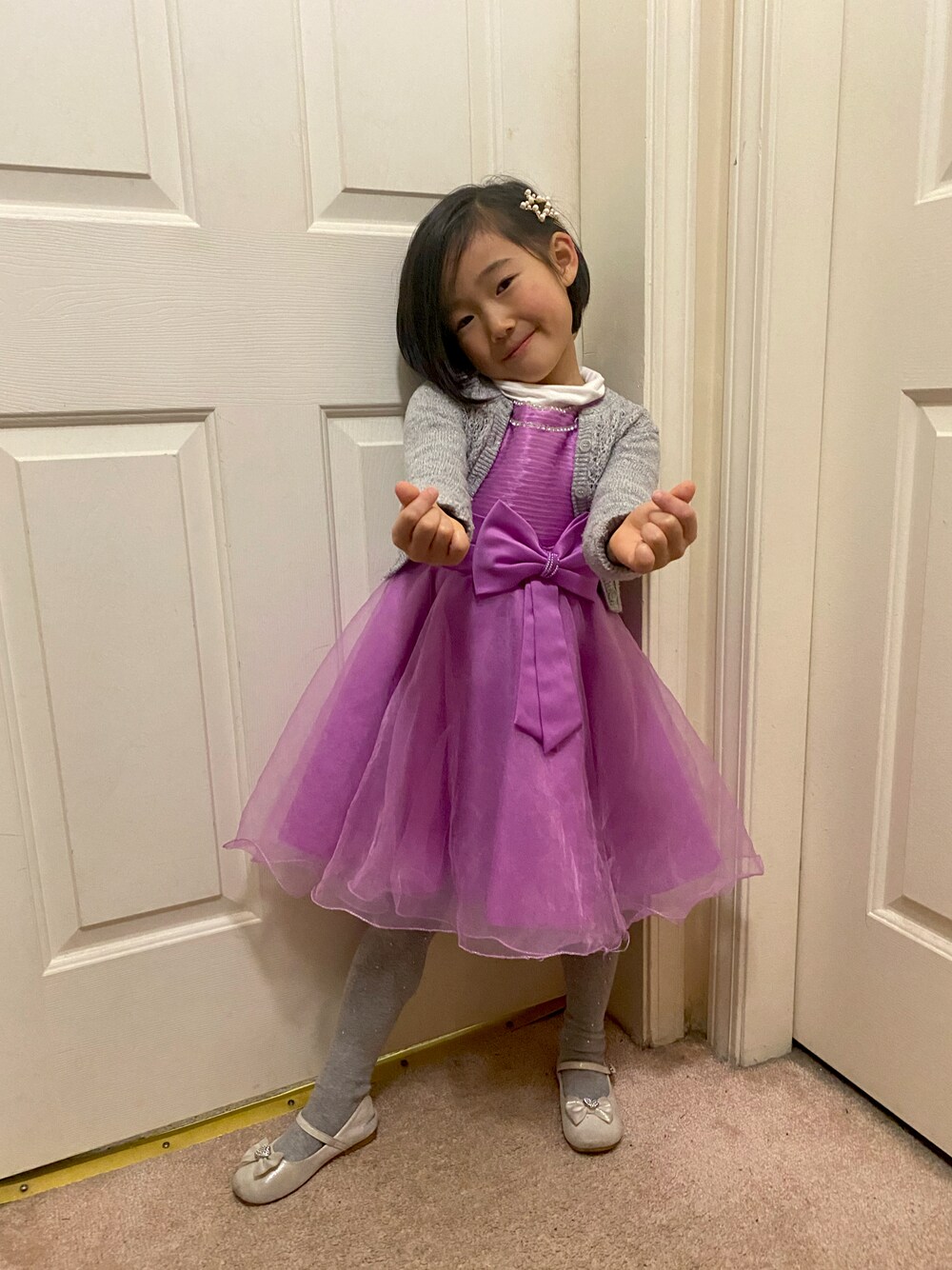 「dress up、school、dress day、vancouver、girl」｜「???のアイテム（ドレス、パープル系）」を使った、Uiさん（キッズ・104cm）の冬コーディネートの1枚目の写真