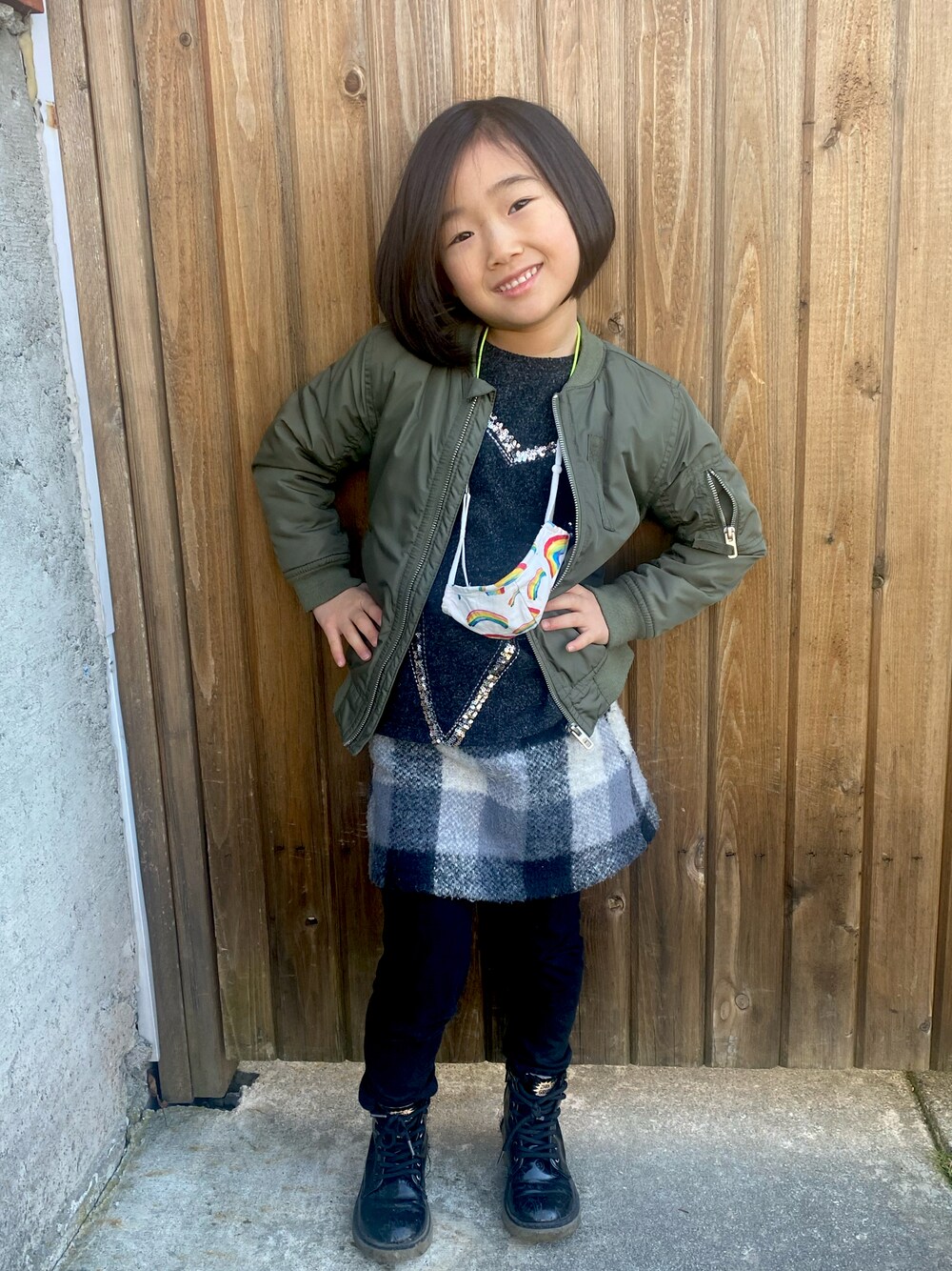 「girl、winter、vancouver、school style、school」｜「H&Mのアイテム（MA-1、グリーン系）」を使った、Uiさん（キッズ・104cm）の冬コーディネートの1枚目の写真