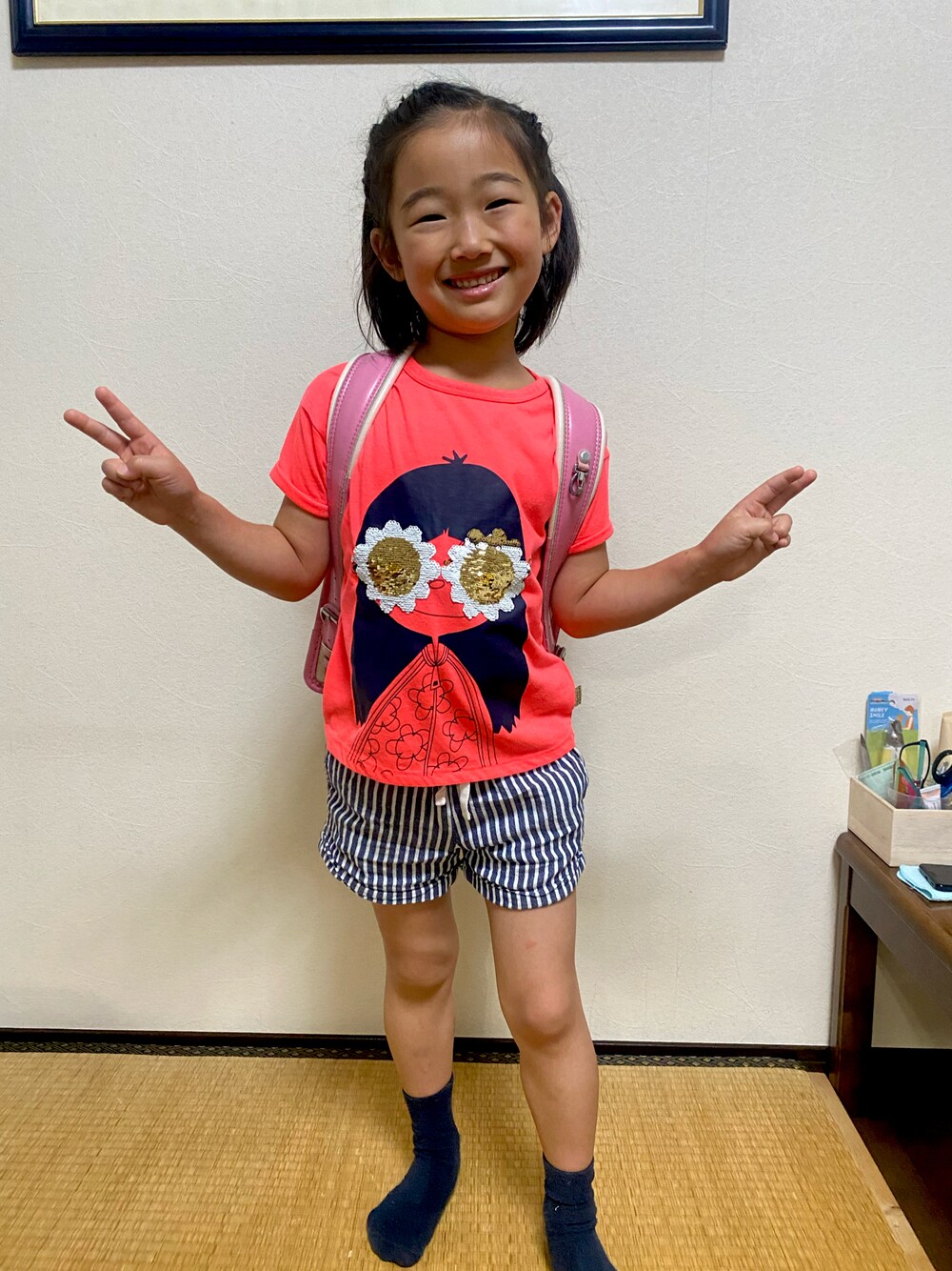 「MARC JACOBSのアイテム（Tシャツ/カットソー、オレンジ系）」を使った、Uiさん（キッズ・74cm）の秋コーディネートの1枚目の写真