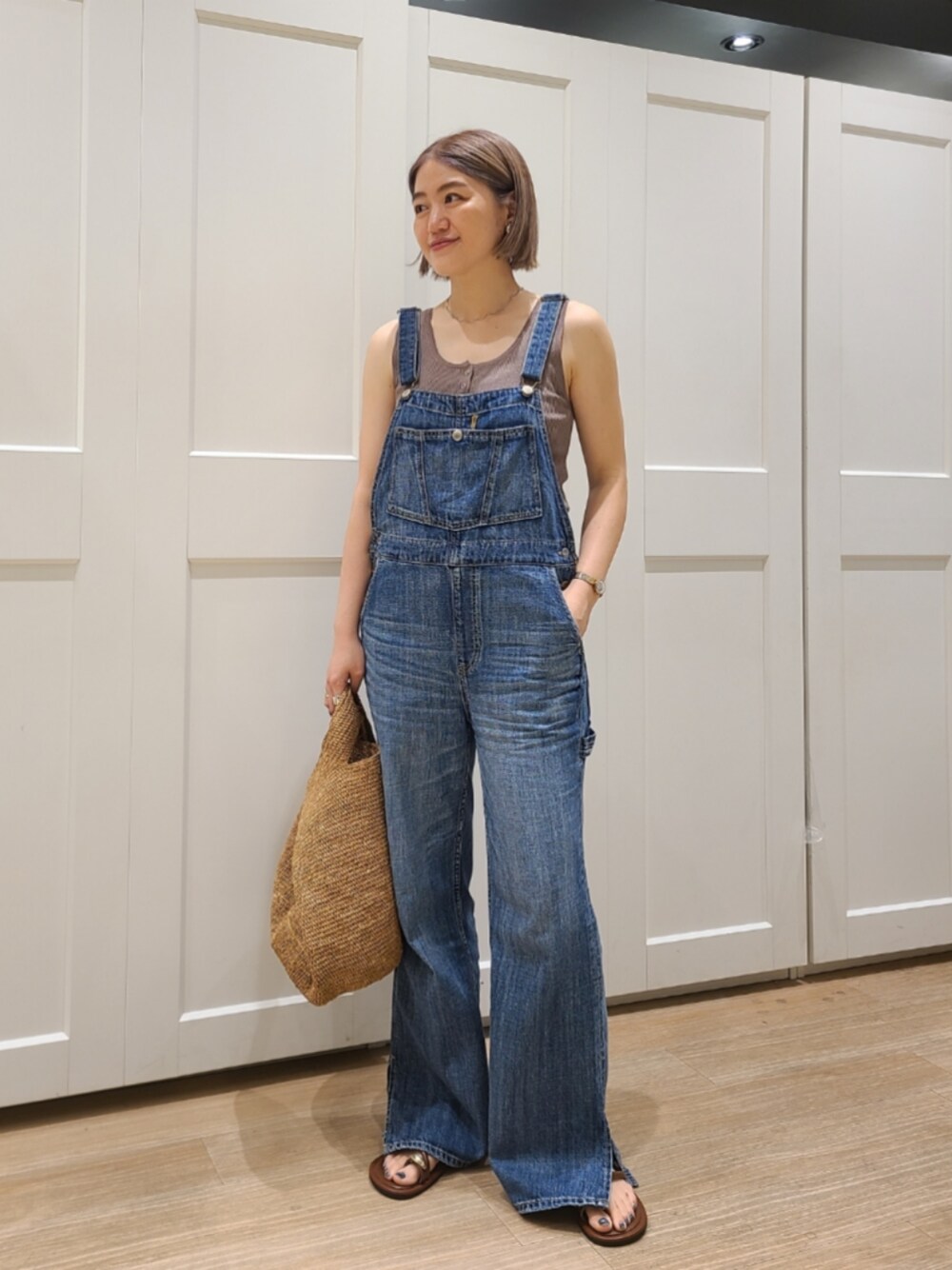 ブルー系のサロペット/オーバーオール、ブラウン系のサンダル、ブラウン系のタンクトップを着用したレディースの夏コーディネートの1枚目の写真