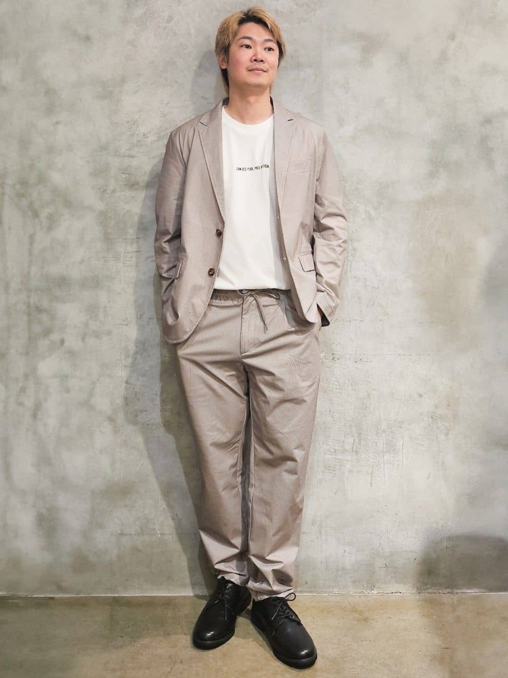 ベージュ系のテーラードジャケット、ホワイト系のTシャツ/カットソー、ベージュ系のその他パンツを着用したメンズの夏コーディネートの1枚目の写真