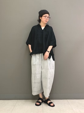 「かぐれ（カグレ）のリネンスキッパーシャツ（シャツ/ブラウス、ブラック系）」を使った、yoshidadaさん（レディース・162cm）の春コーディネート