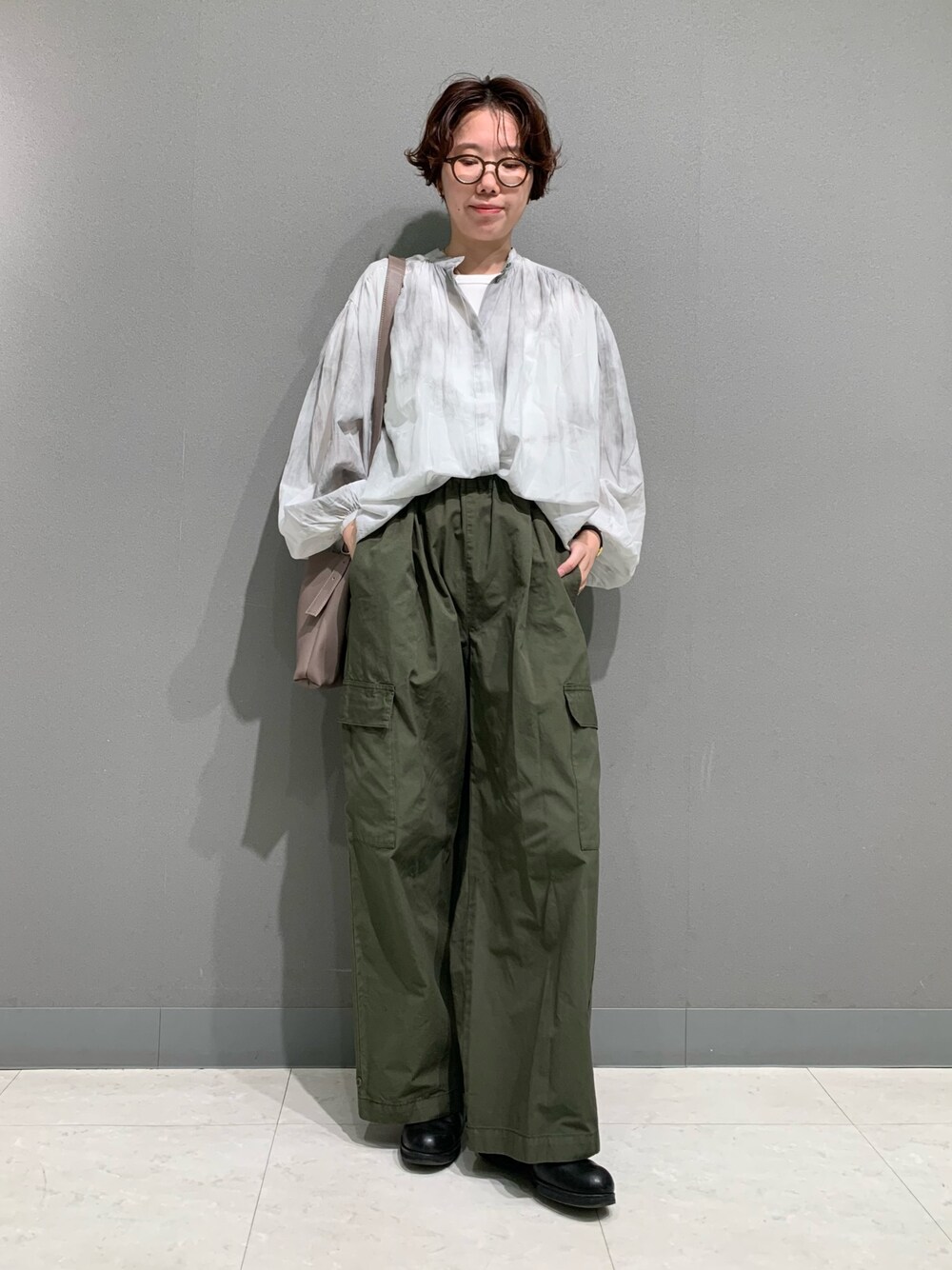 グレー系のシャツ/ブラウス、ホワイト系のタンクトップ、グリーン系のその他パンツを着用したレディースの秋コーディネートの1枚目の写真